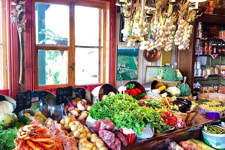 Table chargée de légumes et fruit frais